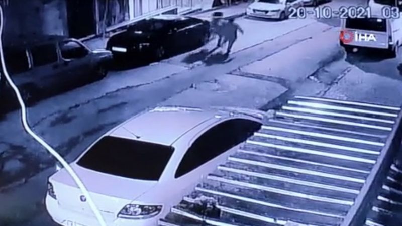 Sultangazi'de iki kız çocuğu araçların aynalarını kırdı