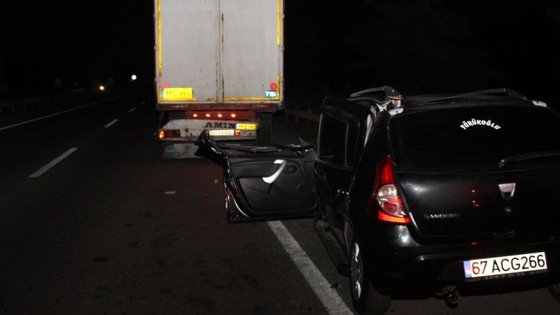 Sakarya'da otomobil tıra arkadan vurdu