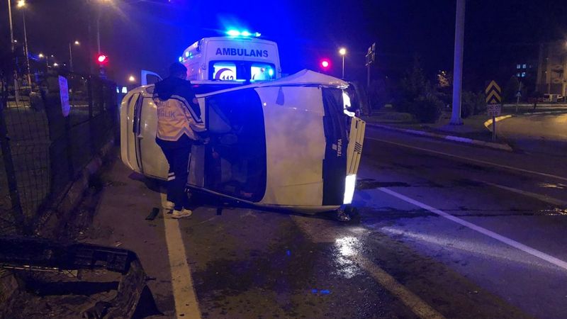Zonguldak'ta hızlı giden otomobil kontrolü kaybedince yan yattı