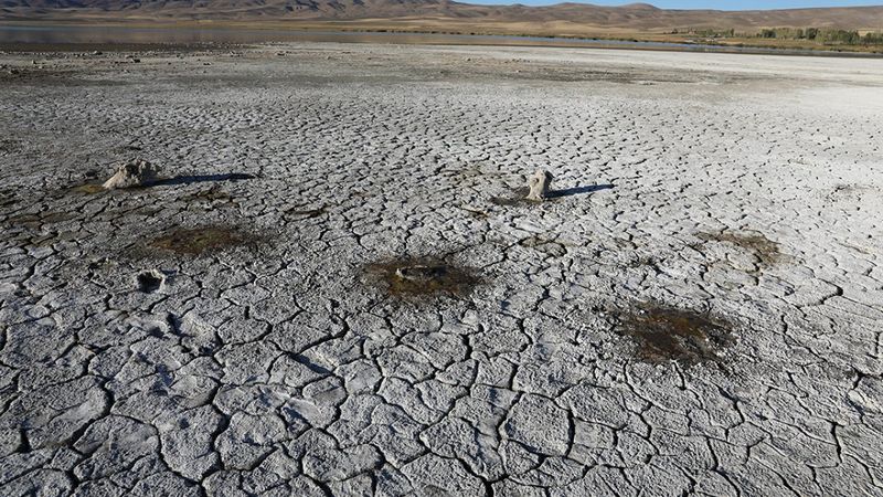 Van Gölü'nde sular çekilince yeni adacıklar ortaya çıktı