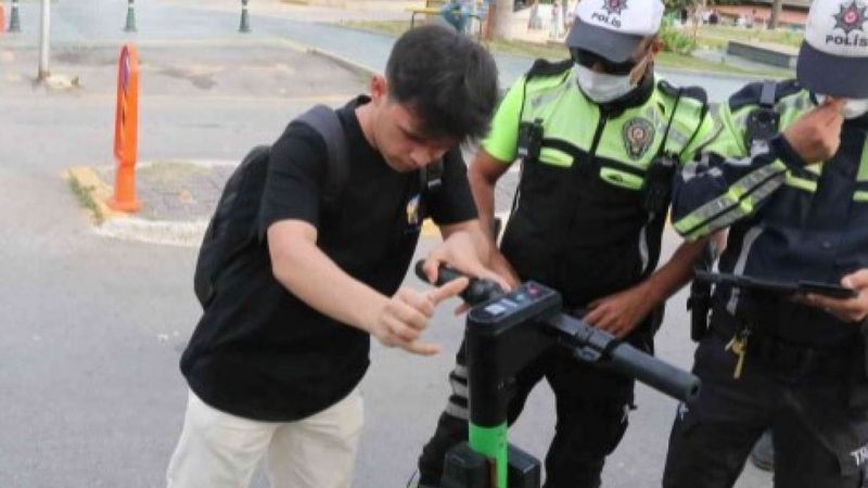 Antalya'da scooter ile kaldırım ve tramvay yoluna çıkan 4 gence ceza