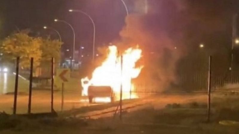 Bursa’da seyir halindeki otomobil alev topuna döndü