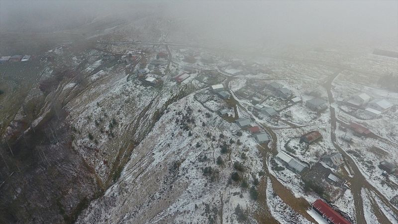Düzce'de 1830 rakımlı Kardüz Yaylası'na kar yağdı