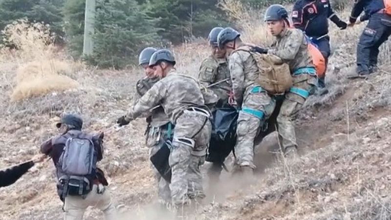 Isparta'da dağlık alanda ölü bulunan adamın cenazesini komandolar indirdi