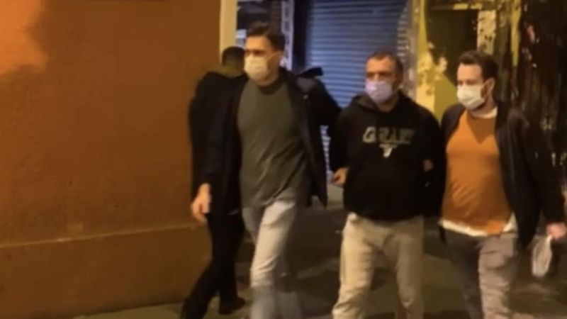 Beyoğlu'nda güven timleri, yakaladığı şüpheliyi linçten kurtardı