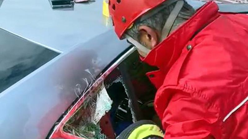 Başakşehir’de otomobilde mahsur kalan 1 yaşındaki çocuk kurtarıldı