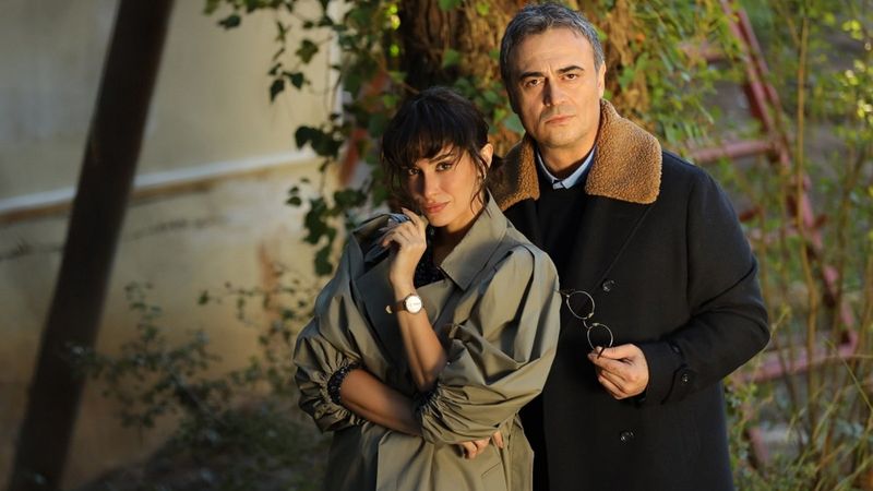 Kutsi ve Hande Doğandemir başrolde! İşte Annemizi Saklarken setinden ilk kareler