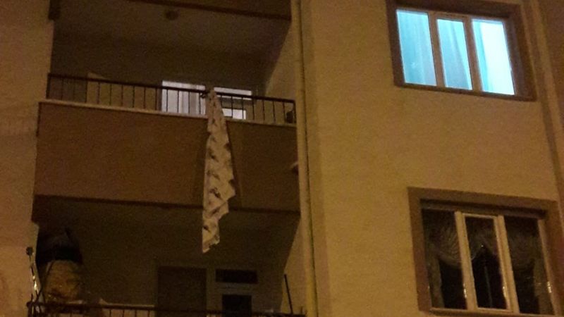 Kayseri'de eşiyle tartıştıktan sonra çarşafla kaçmaya çalıştı, düşüp yaralandı