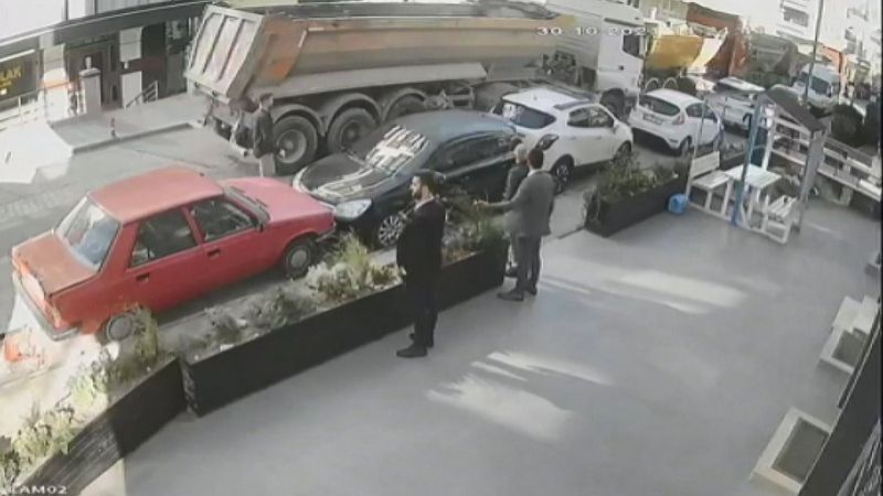 Beylikdüzü’nde el freni unutulan kamyon araçlara çarptı