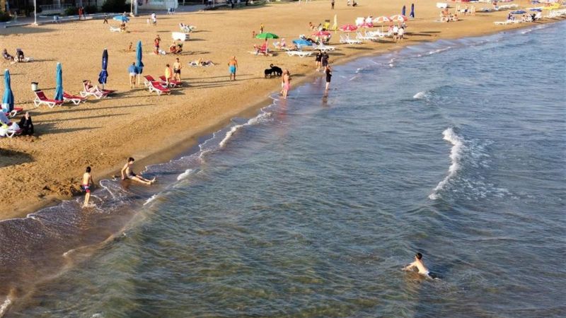 Mersin'de yazdan kalma günler: Vatandaşlar denize girdi