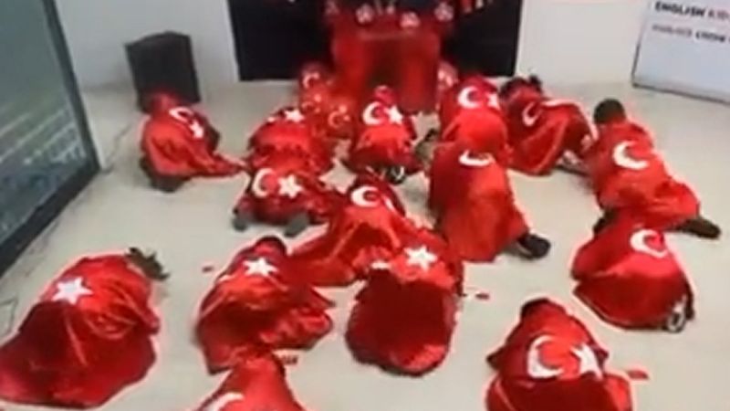 Çocukların Atatürk'e secde ettirildiği ritüel tepki çekti