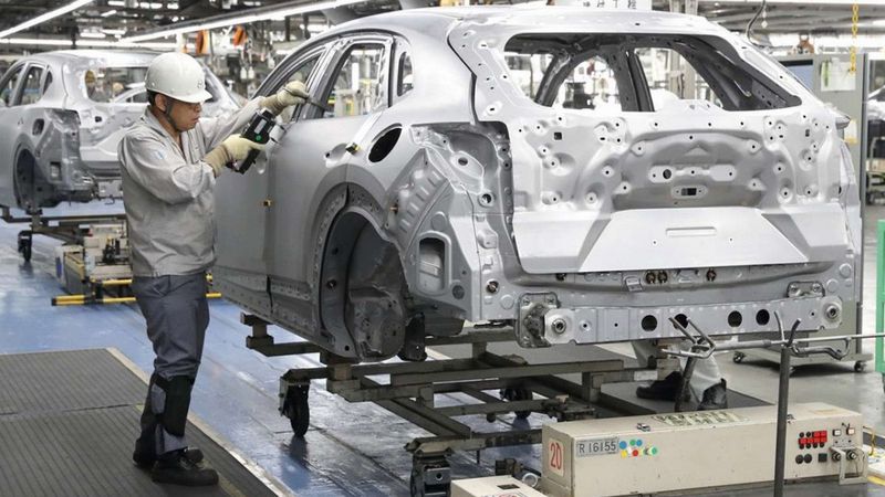 Japonya'da çip krizi: Otomobil üretimi yarıya düştü