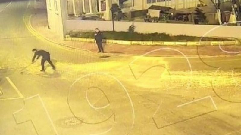 Sakarya'da yola dökülen mısırları bekçiler temizledi