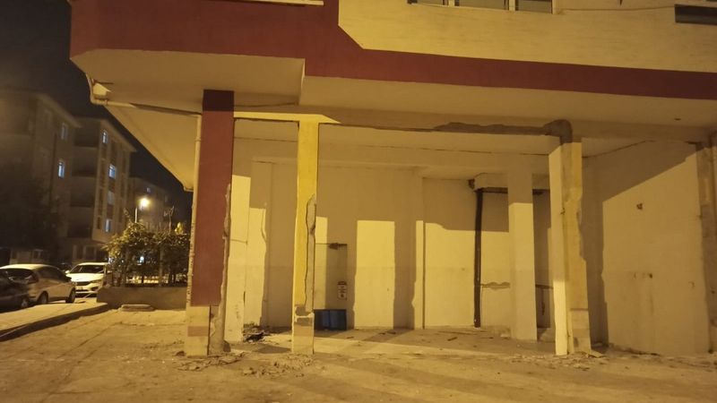 Ankara'da kolonları çatlayan apartman tahliye edildi