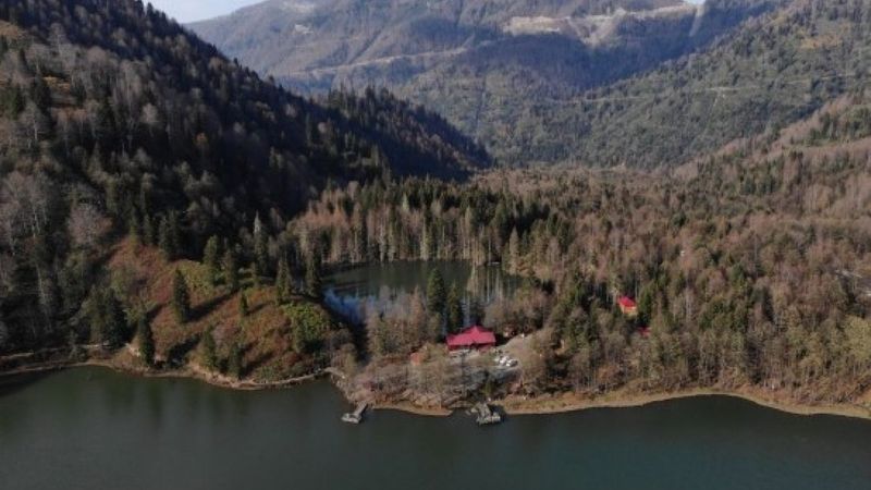 Artvin'de güneşli havayı fırsat bilen vatandaşlar Karagöl’e akın etti