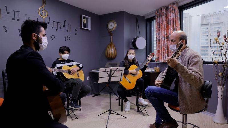 Suriyeliler, sanat okuluyla topluma adapte oluyor