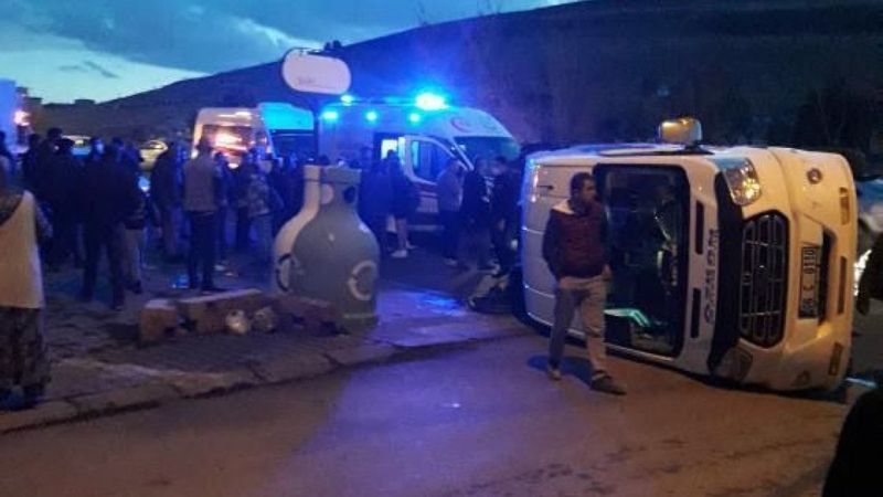 Ankara'da otomobilin çarptığı okul servisi devrildi: 6 çocuk yaralandı