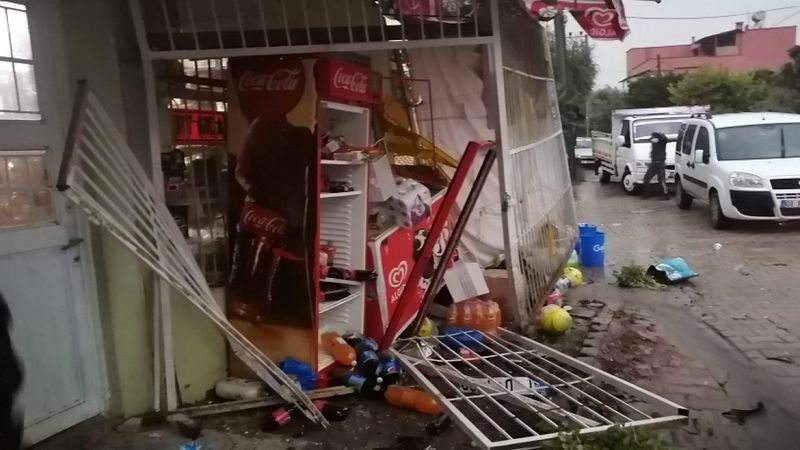 Adana'da iki otomobil çarpıştı: 1'i bebek 5 yaralı