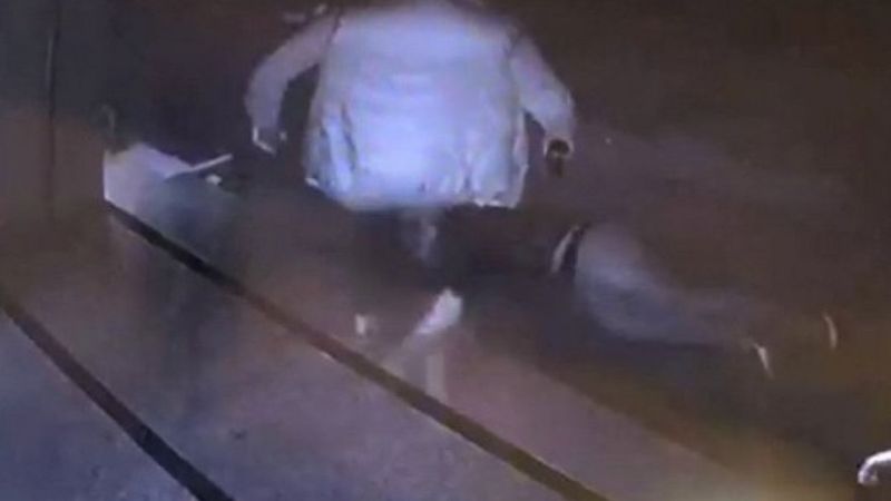 Balıkesir'de bir kişi husumetlisini tokatlayıp, tabancayla vurdu