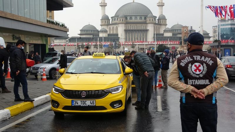 Taksim'de ceza yiyen taksici gazetecilere kızdı: Sana ne terbiyesiz