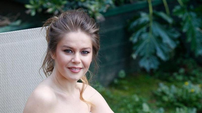 Burcu Biricik vazgeçilmez makyaj malzemesini açıkladı: Yanımdayken güvendeyim...