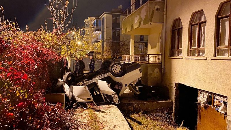 Ankara'da bir otomobil bahçeye devrildi: 3 yaralı