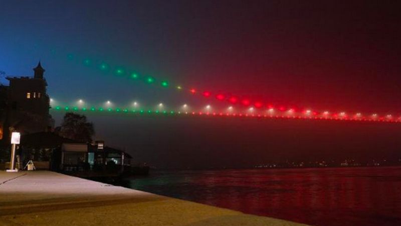 FSM Köprüsü, Azerbaycan bayrağı renklerine büründü