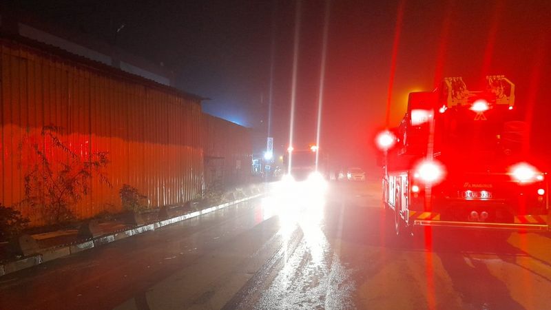 Başakşehir'de demir tel üretim fabrikasında çıkan yangın söndürüldü