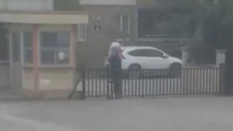 Kocaeli'de yük taşıyan kişi, İstiklal Marşı okunurken saygı duruşunda bulundu