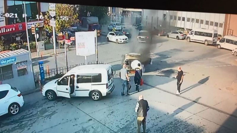 Gaziosmanpaşa'da yanan otomobili akaryakıt istasyonu çalışanları söndürdü