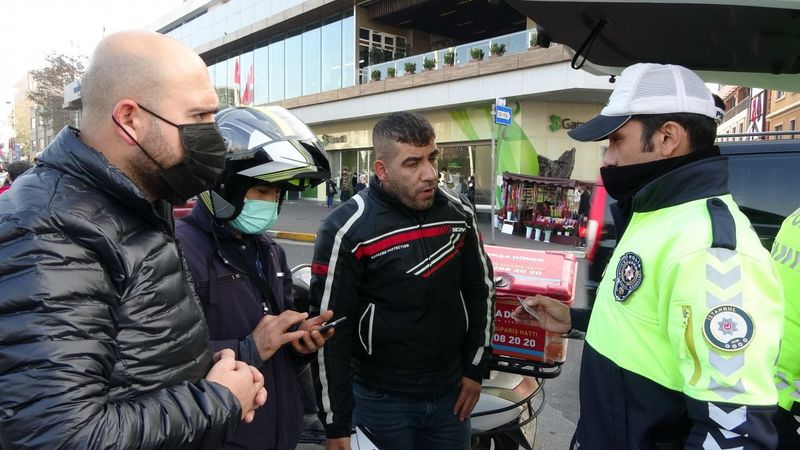 Taksim Meydanı’nda yaya yoluna giren kuryelere ceza