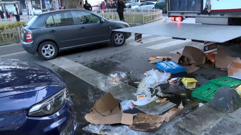 Alibeyköy'de tırdan indirilen koliler 3 kişiyi yaraladı