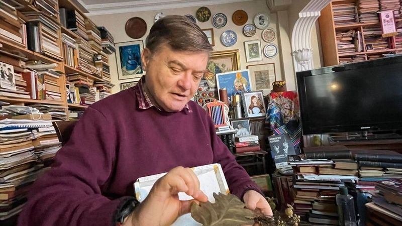 Atatürk'ün cenaze kortejinde taşınan çelengin parçalarına gözü gibi bakıyor