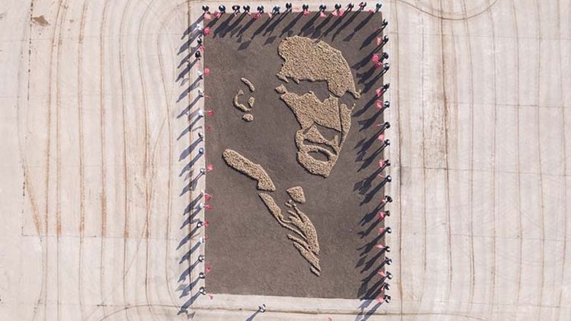 Ankara'da fabrika işçileri 8 ton şeker pancarıyla Atatürk silüeti oluşturdu