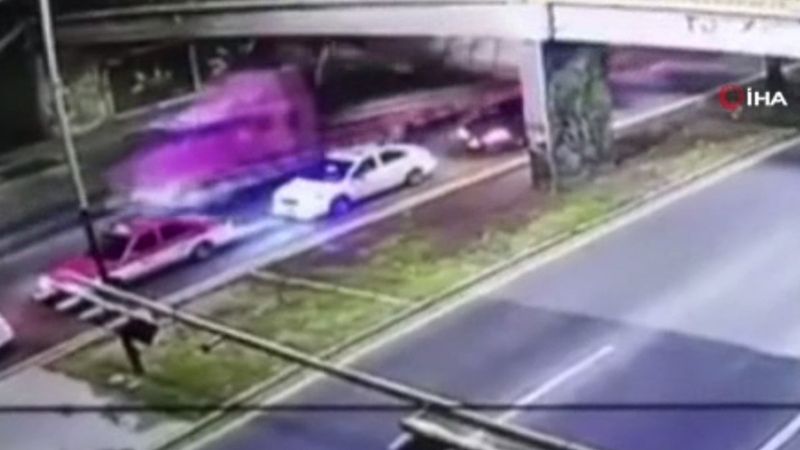 Meksika’da kamyon, çarptığı üst geçidi yıktı