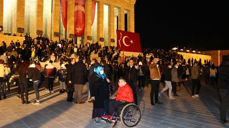 Anıtkabir'de ziyaretçi akını gece de devam etti