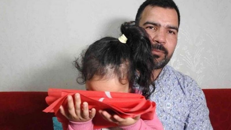 Gaziantep’te bayrak sevgisi kameraya yansıyan kız: Üzerinde şehitlerin kanı var