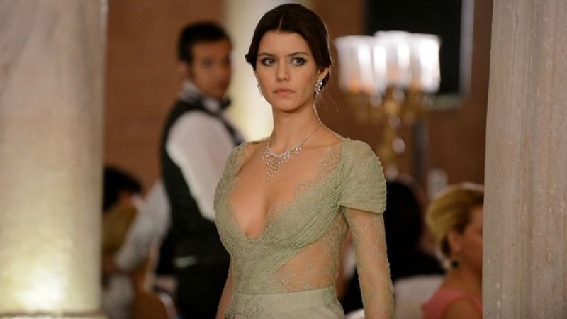 Beren Saat 'ütücü' diye burun kıvırdı! Kulüp dizisi Matilda rolünü Gökçe Bahadır'a kaptırdı
