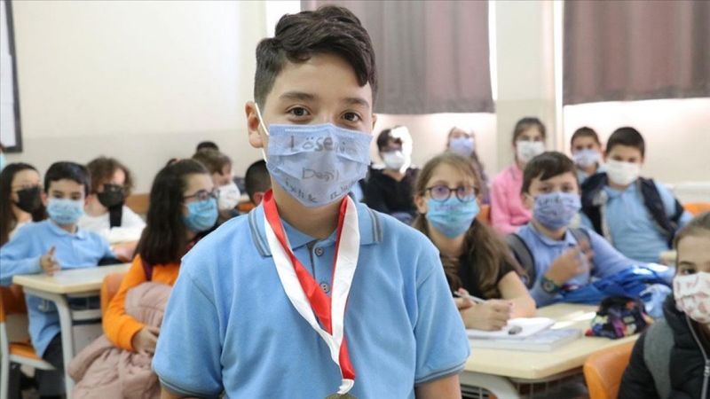 Sakaryalı küçük Berat, bursunu kanser derneğine bağışladı