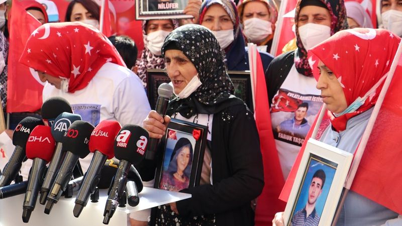 Diyarbakır annesi: Pervin Buldan'ın kızı Avrupa'da geziyor, benim kızım dağda