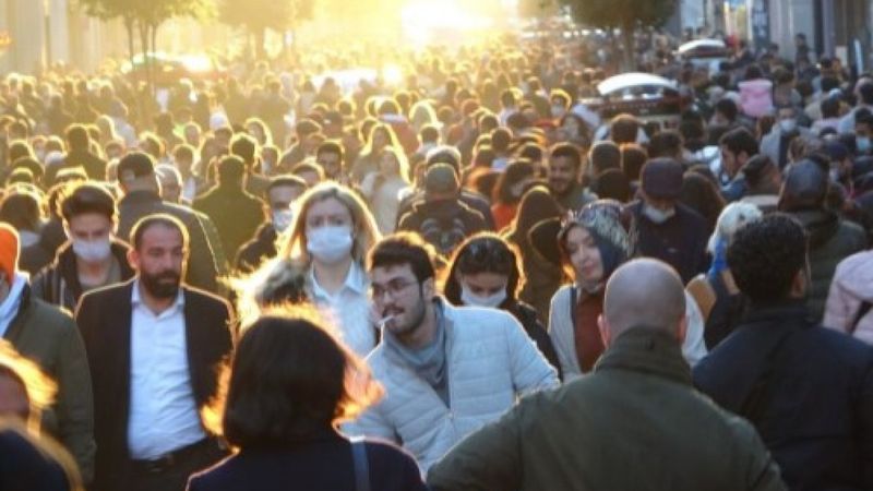 İstiklal Caddesi’nde koronavirüs unutuldu