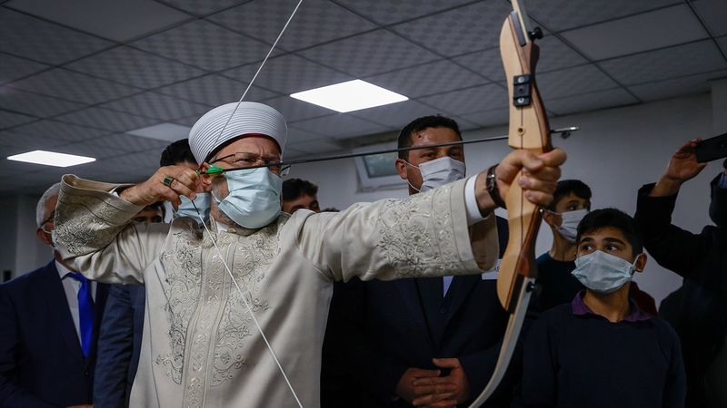 Diyanet İşleri Başkanı Ali Erbaş, açılışta ok attı