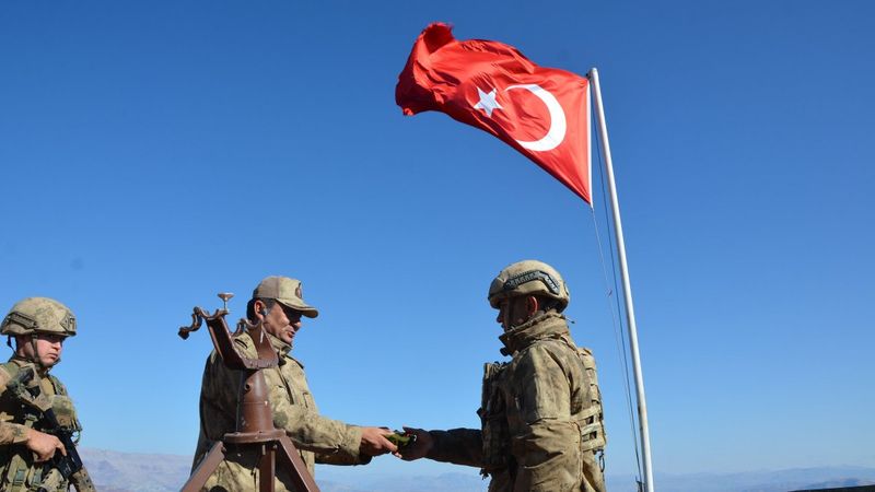 Hatice Nine, Rize'den Şırnak’a 55 çift çorap gönderdi