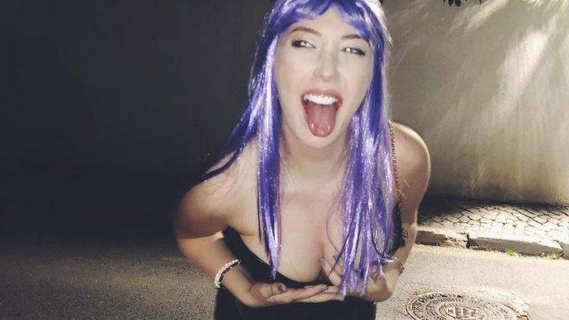 Yasmin Erbil, yatakta poz verdi