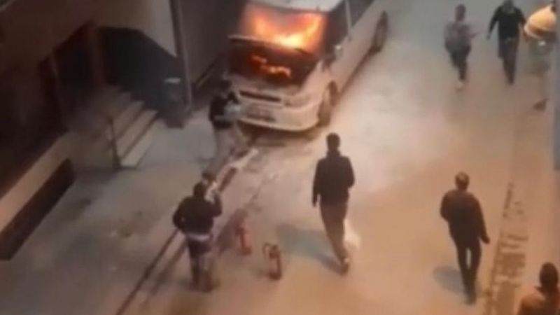 Zeytinburnu’nda yanan minibüsü damacanayla su taşıyıp söndürdüler