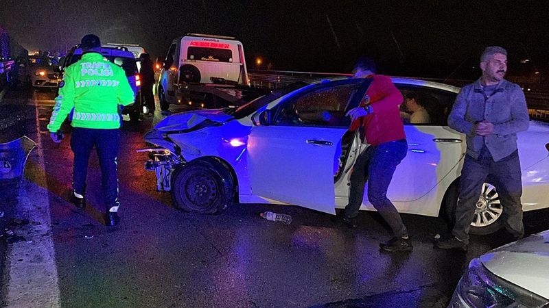 Düzce'de 9 aracın çarpıştığı kaza: 5 yaralı