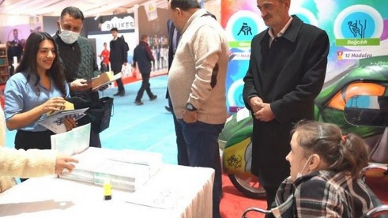 Bursalı Dilek Uçar, burnu ile kitap yazdı