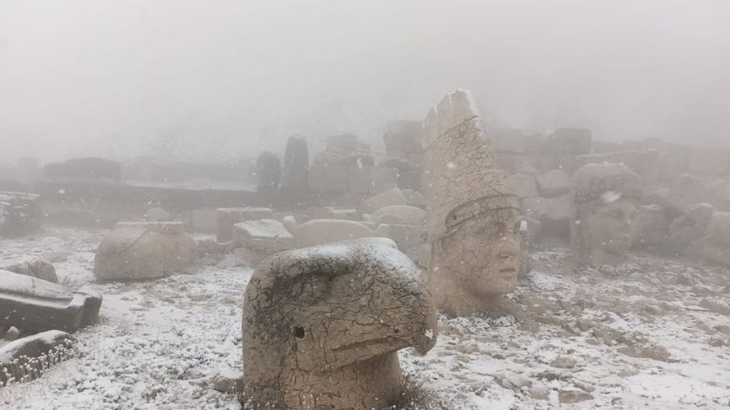 Nemrut Dağı’na mevsimin ilk karı düştü