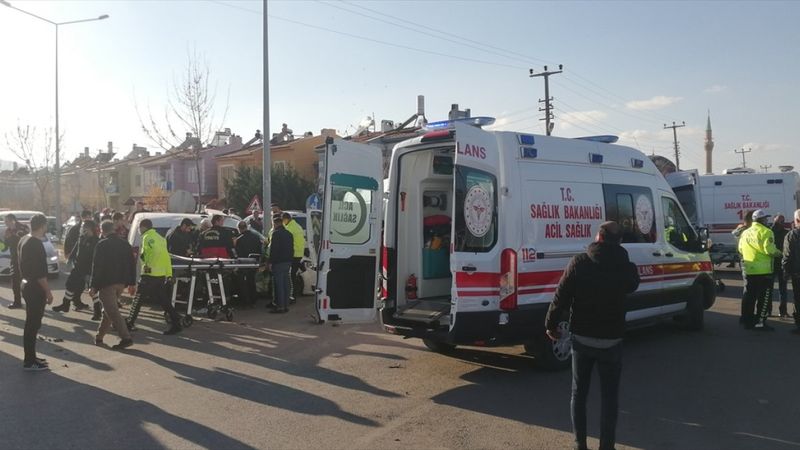 Afyonkarahisar'da öğrenci servisiyle polis aracı çarpıştı: 9 yaralı