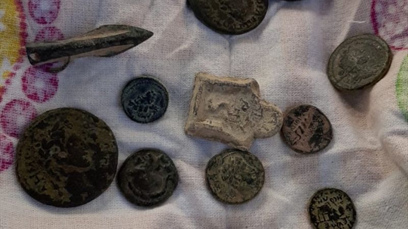 Denizli'deki bir otomobilde 13 sikke, 59 tarihi eser bulundu
